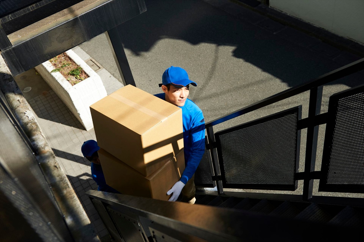 荷物を運びこむスタッフ